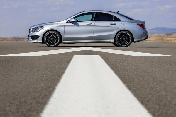 Mercedes-Benz graue Limousine Seitenansicht auf Asphalt