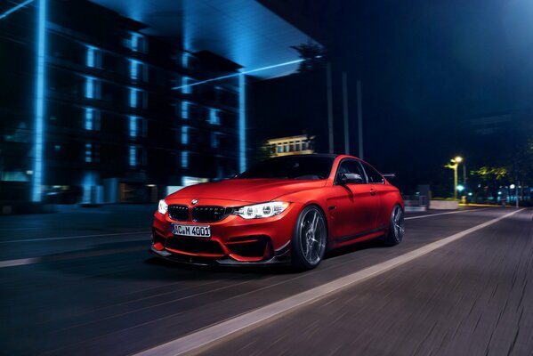 BMW M4 na tle nocnego miasta