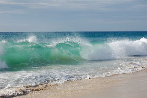 Las olas del mar en la arena del océano