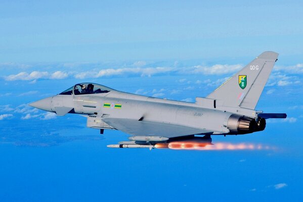 Silberner Eurofighter Typhoon-Kämpfer am Himmel