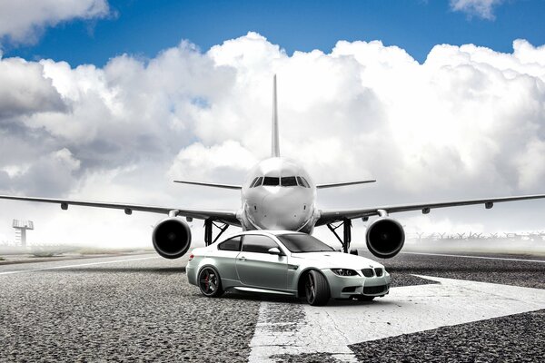 BMW als silberne Kugel auf dem Flugplatz