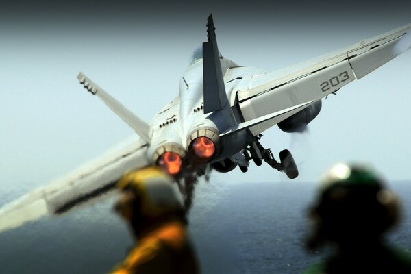 Décollage d un porte-avions blanc au-dessus de la mer