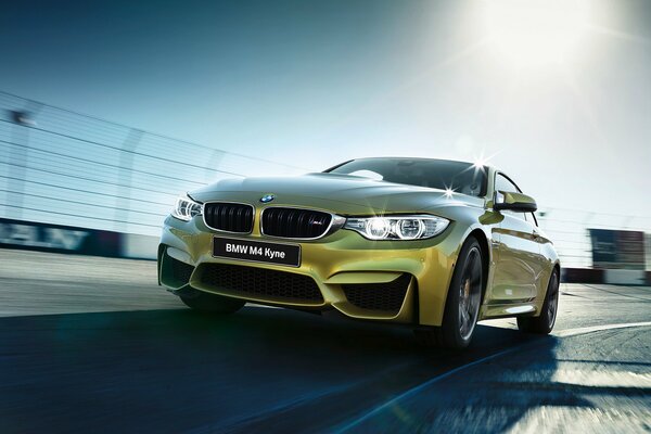 Das hellgrüne BMW Coupé f82 m4 2014 auf der Strecke