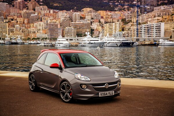 Opel Adam mit rotem Dach auf Yachten Hintergrund