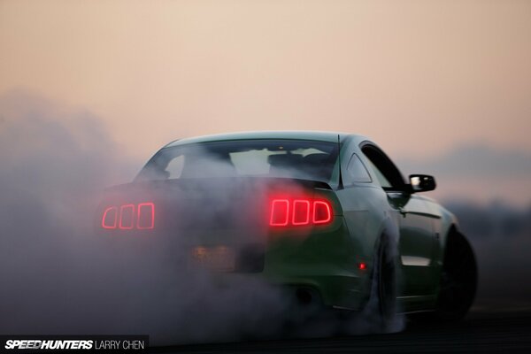 Ford Mustang auf Sonnenuntergang Hintergrund