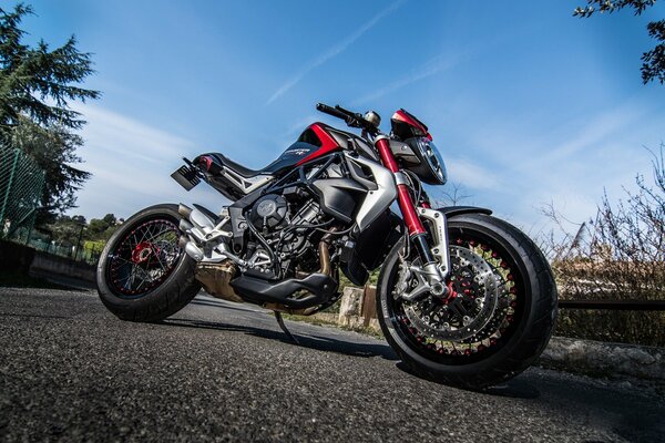 Ein rotes Fahrrad. Mv agusta dragster. Asphalt