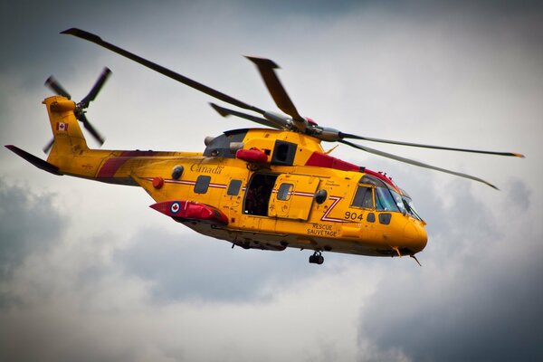 Helicóptero de rescate naranja contra el cielo