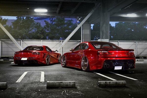 Due auto rosse Nissan s15 e mazda rx-7