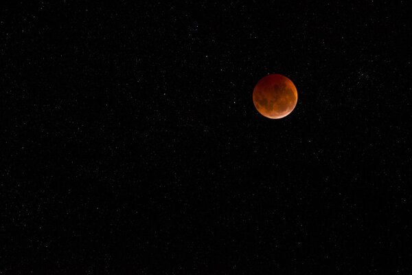 Luna roja en el cielo negro