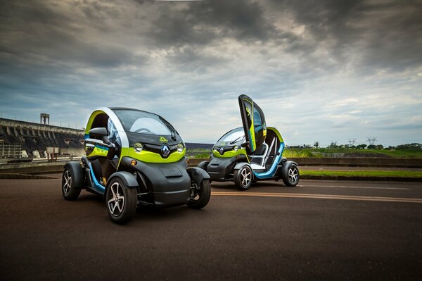 Deux voitures électriques sur fond de ciel nuageux