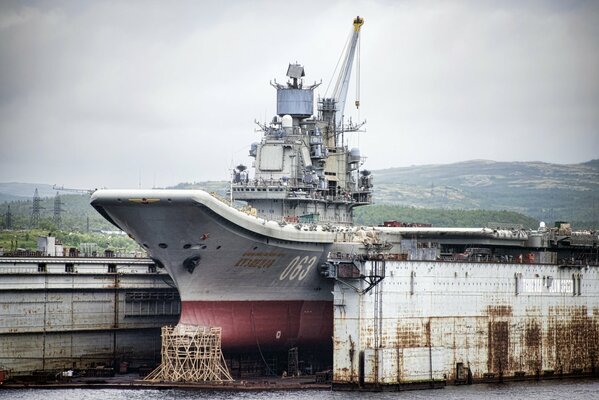 Heavy cruiser Admiral Kuznetsov under repair at the dock