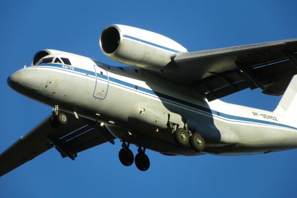 Frachtflugzeug am Himmel ohne Wolken