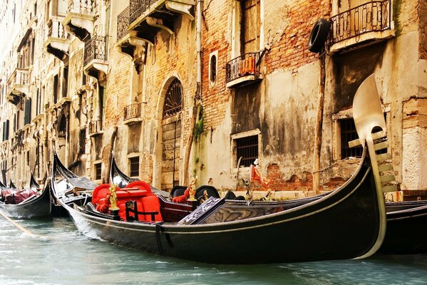 Gondel vor dem Hintergrund eines alten Gebäudes in Venedig