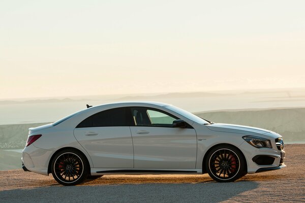 Bianco mercedes-benz su sfondo barkhans