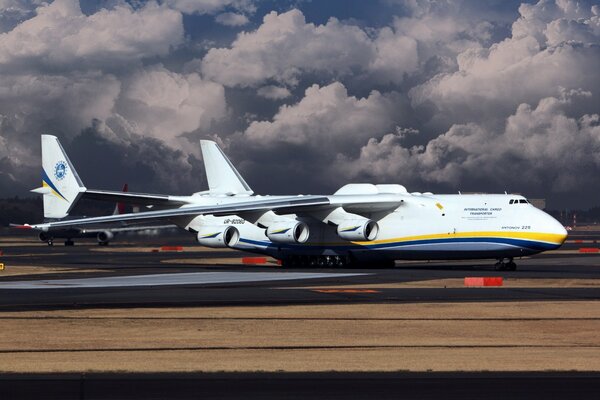 Avion sur la piste sur fond de nuages gris