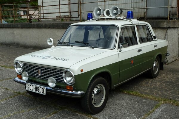 Auto della polizia popolare della DDR Lada 1200s