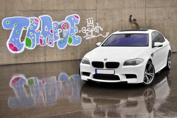 Bmw m5 coche blanco con fondo de graffiti