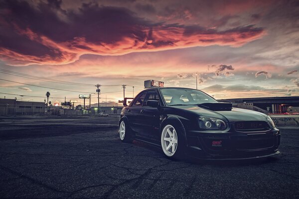 Subaru coche de carreras al atardecer