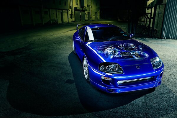 Toyota supra blau, Motor sichtbar