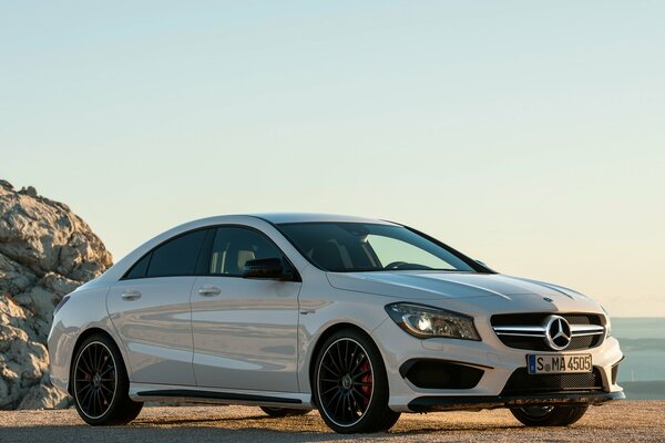 Blanc Mercedes Benz au bord de la mer