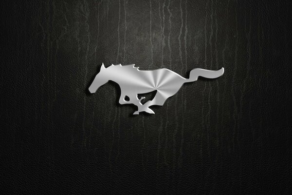 Logotipo de Mustang plateado sobre fondo negro