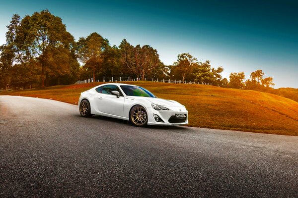 Coche deportivo blanco de Toyota