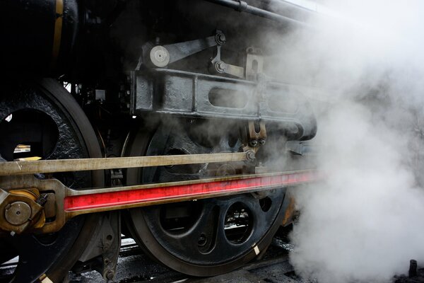 Parada del tren de poro acompañada de humo