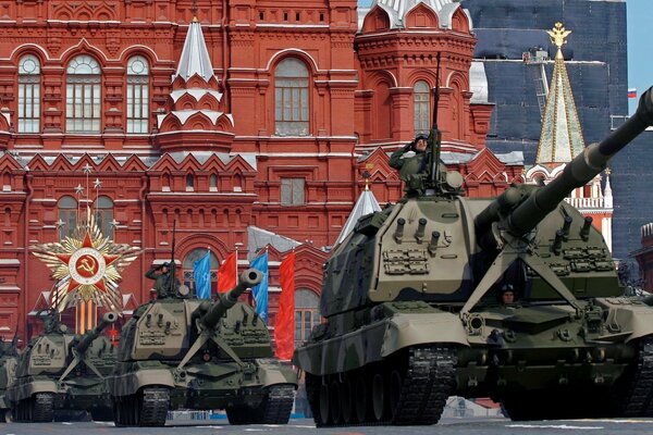 Parata di equipaggiamento militare a Krasnaya ploshchidi a Mosca