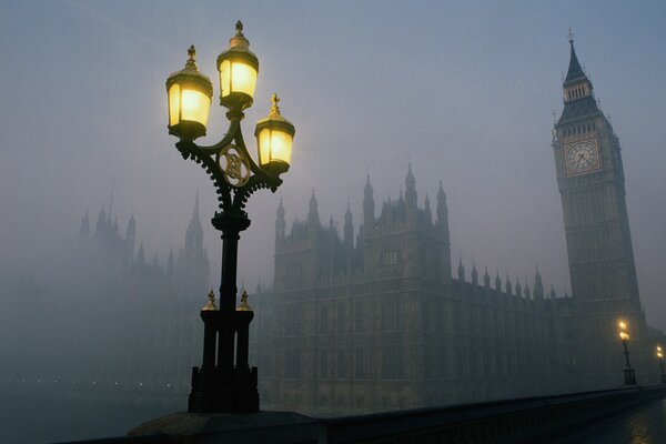 Tower of London im Nachtnebel bei Laternenlicht