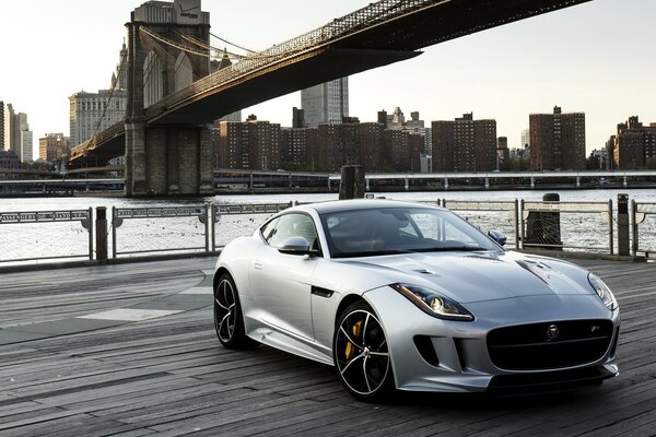 Jaguar, f - type r (USA) 2015 im Hintergrund der Brücke