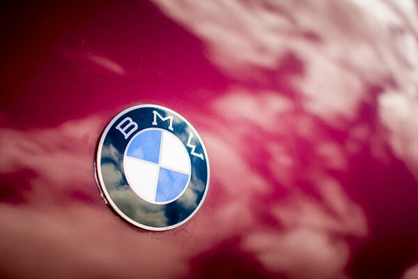 Insignia de BMW en el capó rojo