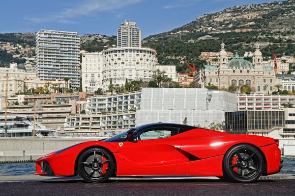 Ferari rojo en el fondo de una hermosa ciudad