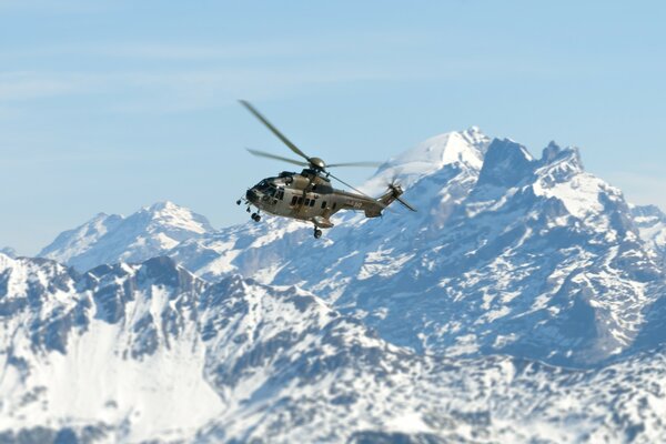 Helicóptero en el fondo de hermosas montañas blancas