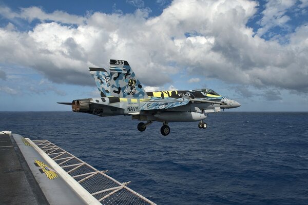 Chasseur polyvalent fa-18C hornet au décollage au-dessus de la mer