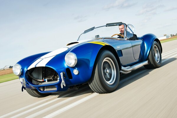 Carreras de Ford azul en la pista