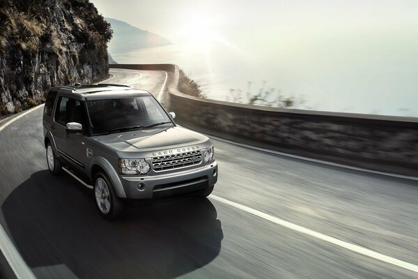 La route de la mer. Jeep SUV gris land rover