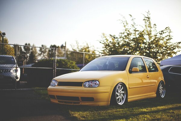 Golf amarillo con estilo bajo en la hierba