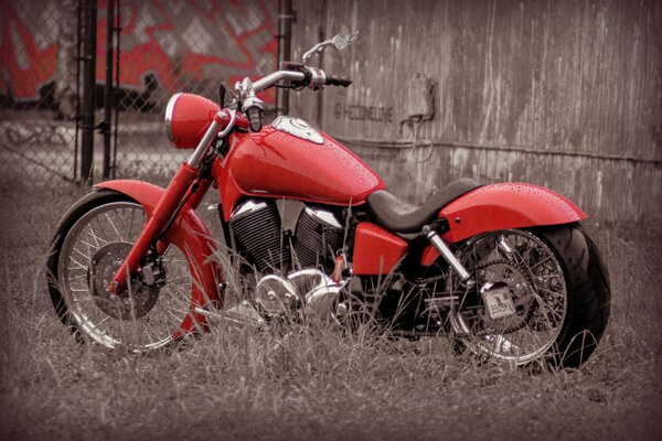 Design und Stil. Rotes Fahrrad, Motorrad auf Zaun Hintergrund