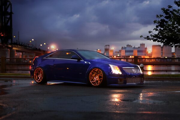 Un Cadillac de color azul en el fondo de la ciudad