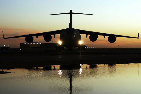 Les lumières de l avion sont visibles sur la piste le soir