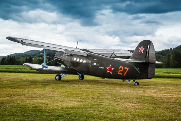 Лёгкий самолёт готов к боевому заданию