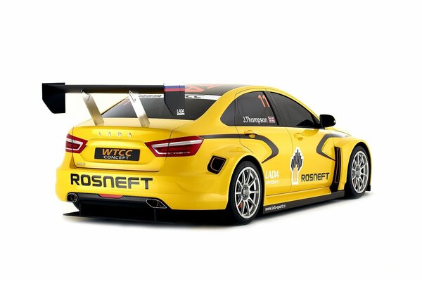 Coche deportivo con publicidad de Rosneft