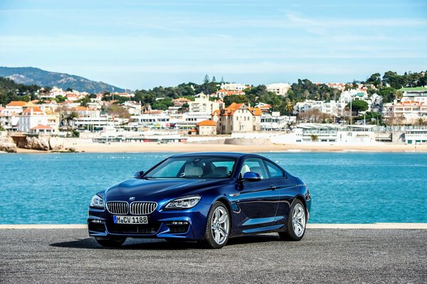 Coupé sport, maked sur fond de ville