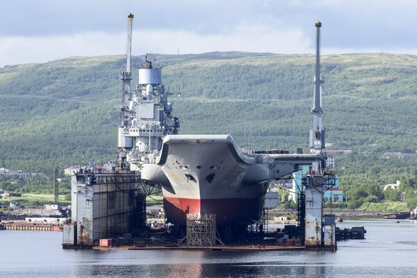 Aircraft carrier Admiral Kuznetsov in the docks under repair