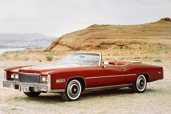 Cadillac cabriolet rétro rouge 1976-