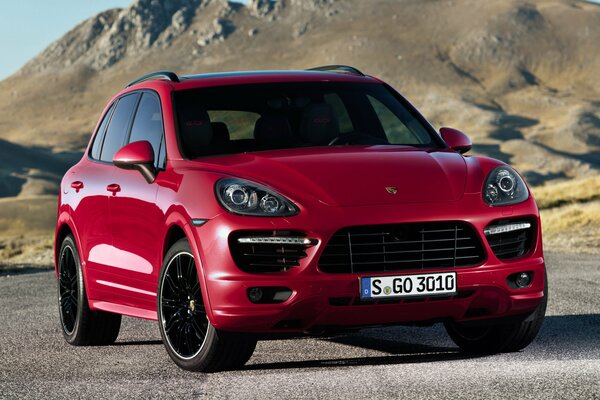 Czerwone elitarne szybkie porsche cayenne