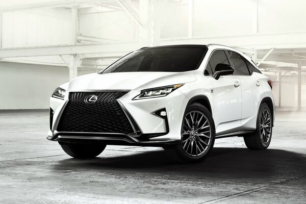 Lexus RX350 crossover blanc dans un parking souterrain