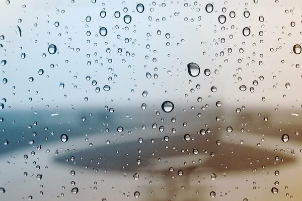 Belle fenêtre pluvieuse avec des gouttes de pluie