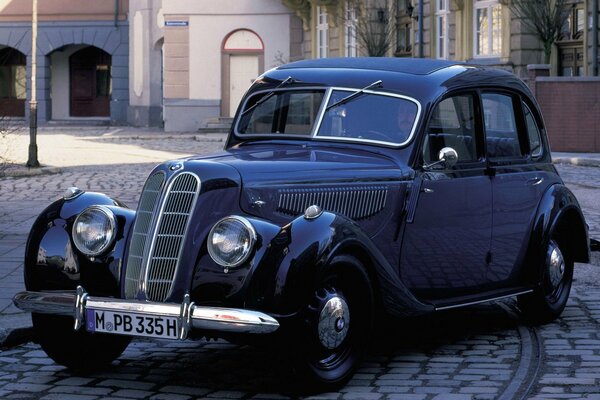 Coche retro en adoquines urbanos