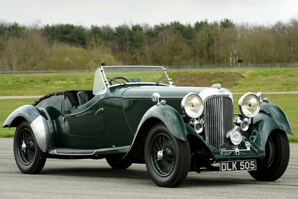 Verde retrò tourer rapide lagonda lg45 del 1937 su sfondo di erba